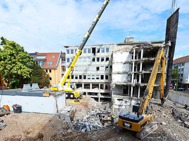 Die Abrissarbeiten fr den Neubau eine...er an der Rheinstrae (hinten, links).  | Foto: Ingo Schneider