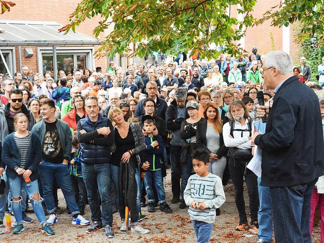 OB Dietz spricht vor den Sternmarschteilnehmern.  | Foto: Hannes Lauber