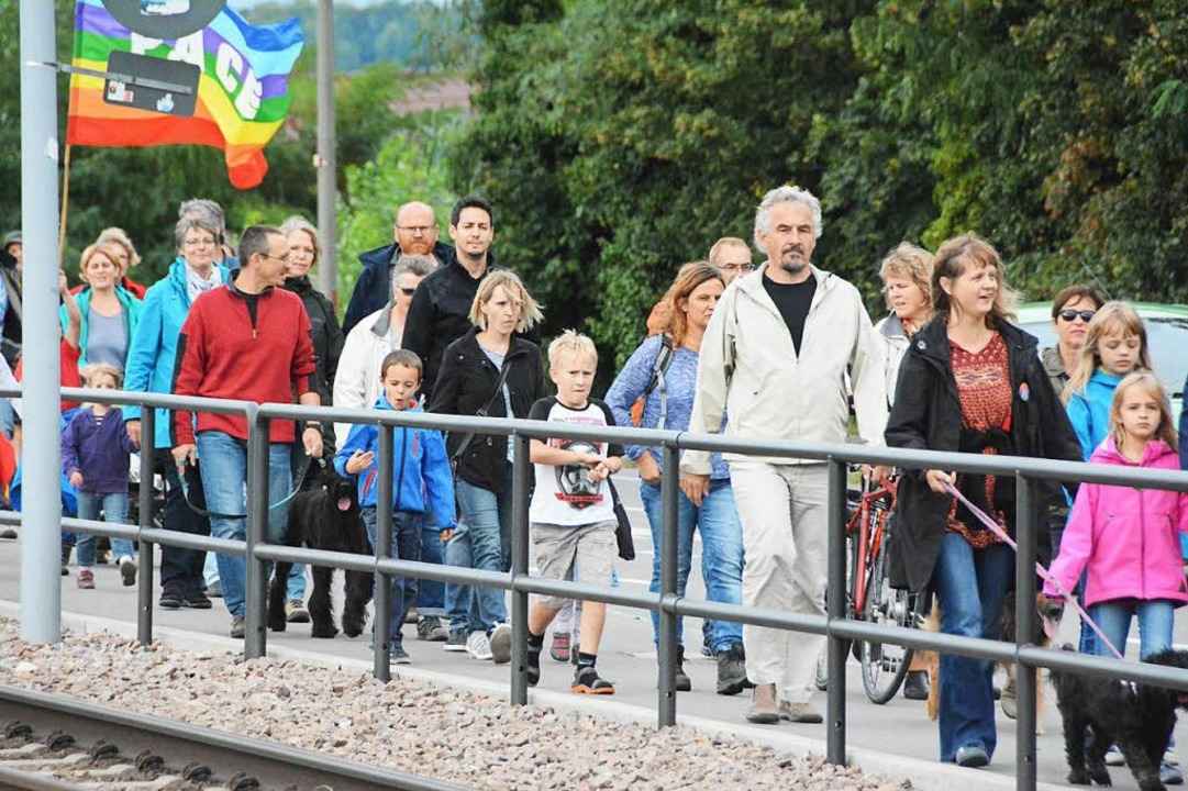 Teilnehmer beim Anmarsch  | Foto: Hannes Lauber