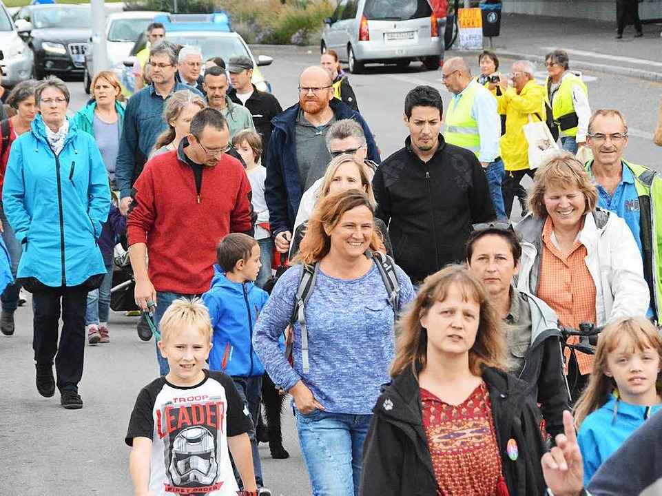 Teilnehmer beim Anmarsch  | Foto: Hannes Lauber
