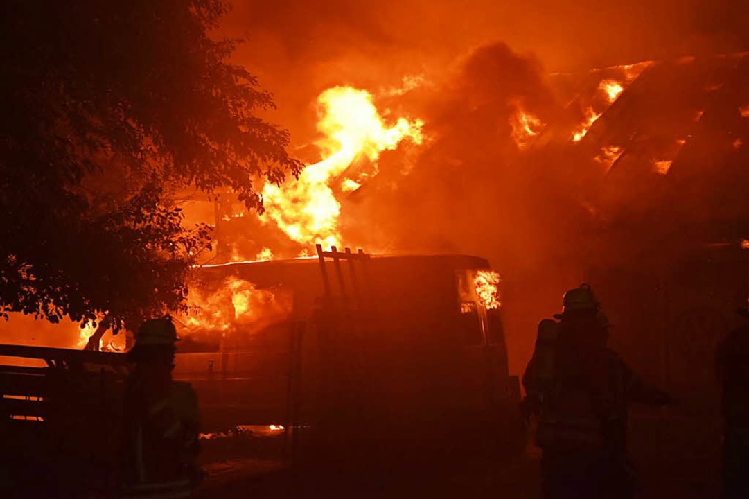 Die Feuerwehr kämpft gegen die Brände. Der Transporter ist nicht mehr zu retten.  | Foto: Kamera24