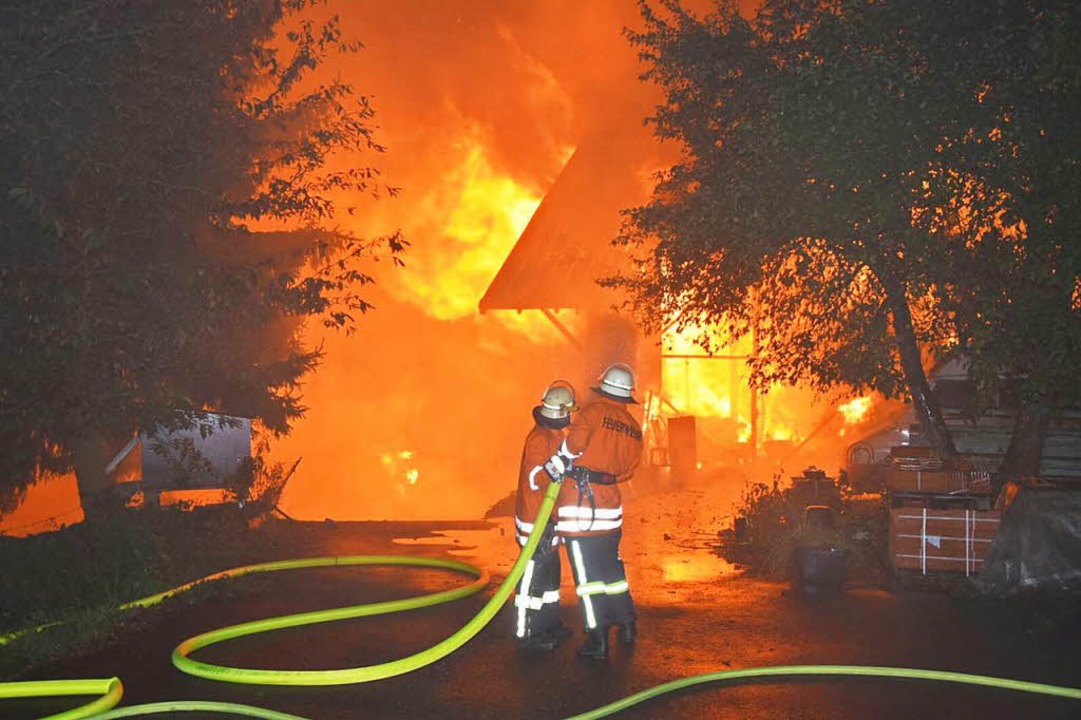 Die Feuerwehr kämpft gegen die Brände.  | Foto: Kamera24