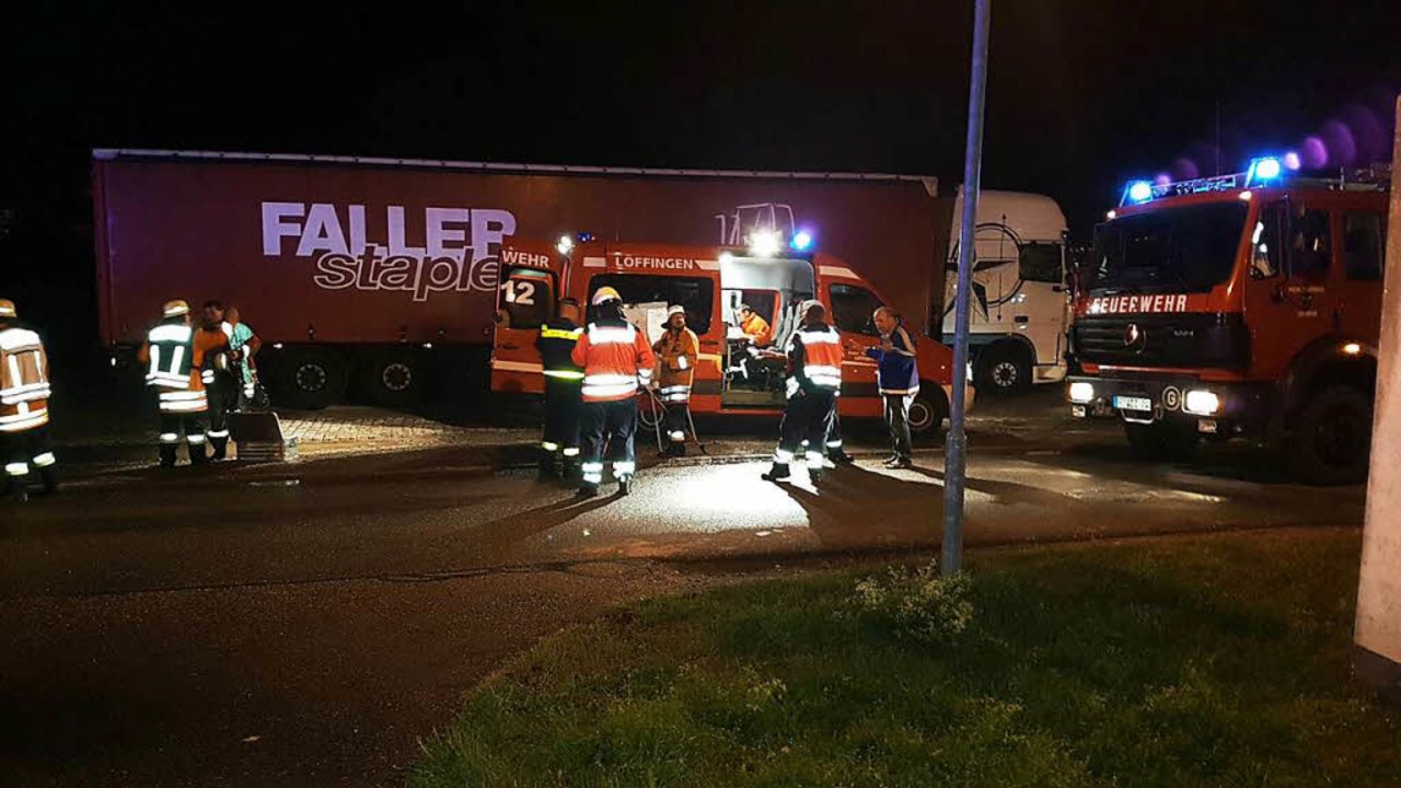 Die Feuerwehr kmpft gegen die Brnde.  | Foto: Kamera24