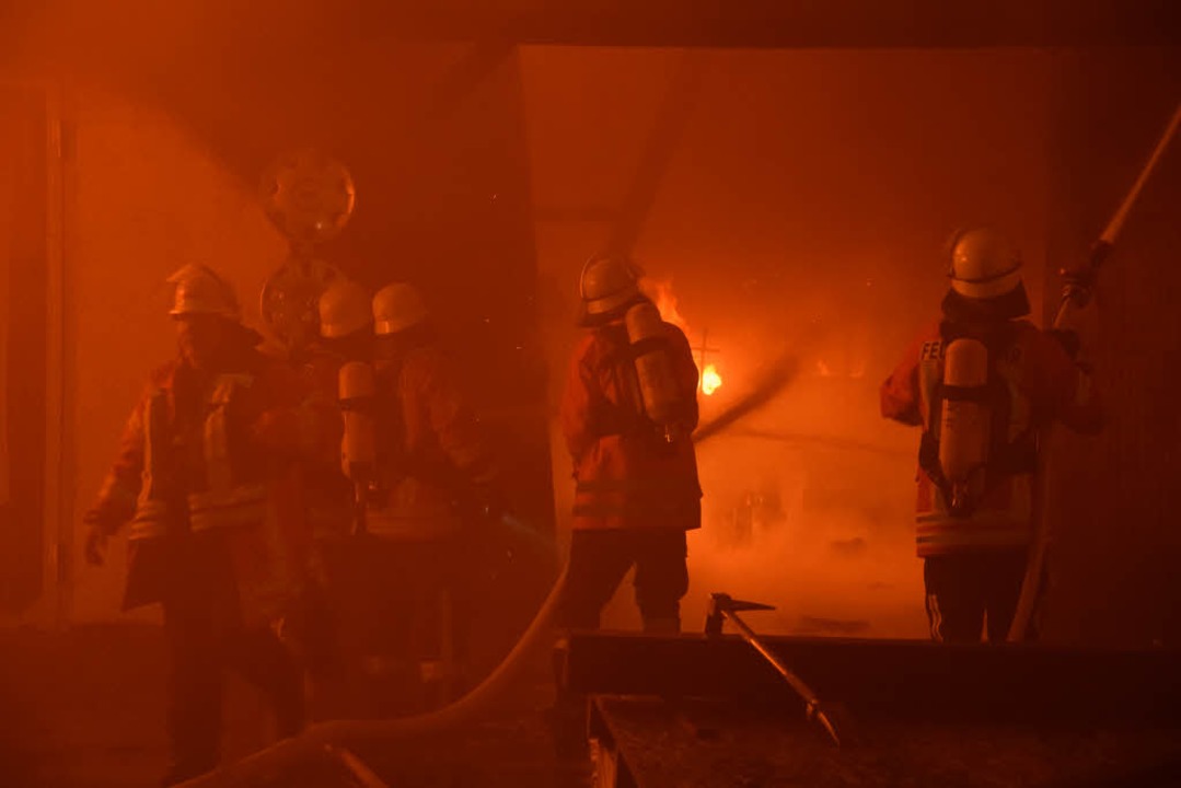 Die Feuerwehr kmpft gegen die Brnde.  | Foto: Martin Ganz
