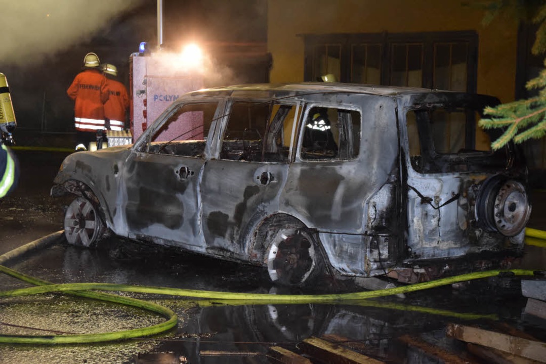 Auch mehrere Autos gingen in Flammen auf.  | Foto: Martin Ganz
