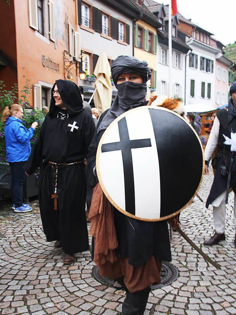 Ein bunter Tross zog beim Festumzug bei den Stadtgeschichten durch die Fauststadt.