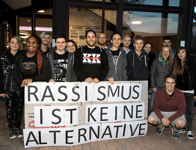 Demonstration gegen Rassismus vor dem ...d zum Brgergesprch eingeladen hatte.  | Foto: Eva Korinth