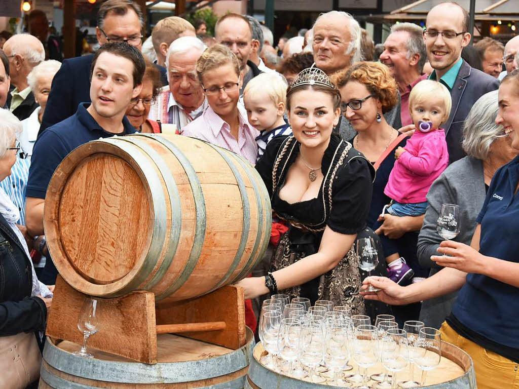 Weinprinzessin Bianka Herbstritt erffnete am Freitag gemeinsam mit den Winzern den 15. Gundelfinger Weinzauber. Ein Fass mit Gemeinschaftswein wurde gratis an die ersten Besucher ausgeschenkt.