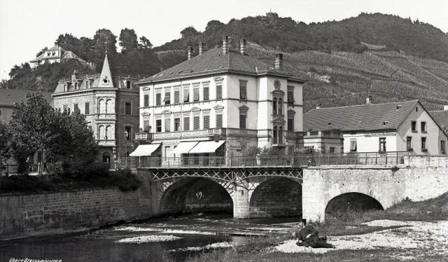Die alte Schwabentorbrcke um 1890 mit...dbau des &#8222;Caf Atlantik&#8220;.   | Foto: Stadtarchiv Freiburg