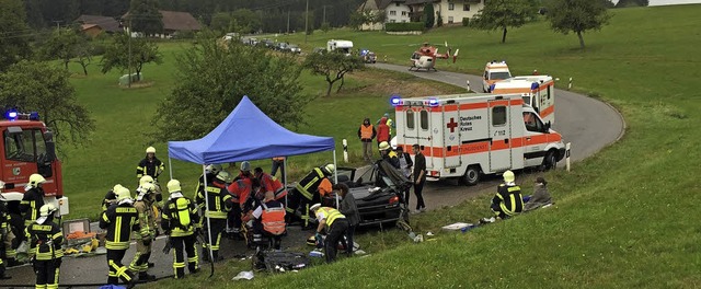 Feuerwehr und DRK waren Samstagnachmit...nahe der Passhhe Heidburg zu retten.   | Foto: Feuerwehr