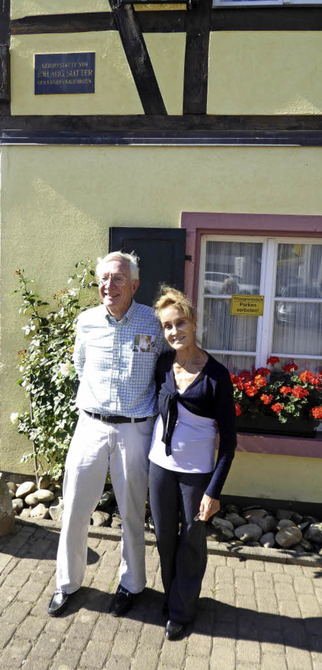 Ursula und Richard Wertz vor dem Geburtshaus von Johann August Sutter in Kandern  | Foto: privat