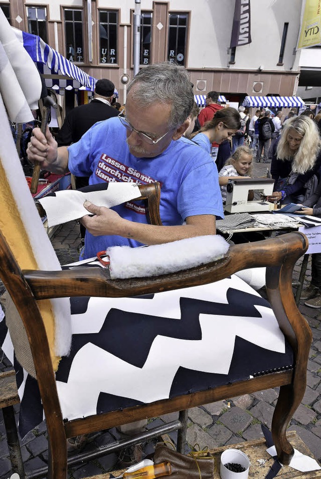 Raumausstatter Bernhard Ruda hat beim ...markt einen alten Sessel neu bezogen.   | Foto: Thomas Kunz