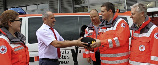 Freuen sich ber das lebensrettende Ge...tsleiter Oliver Stenzel  (von links).   | Foto: Krieger