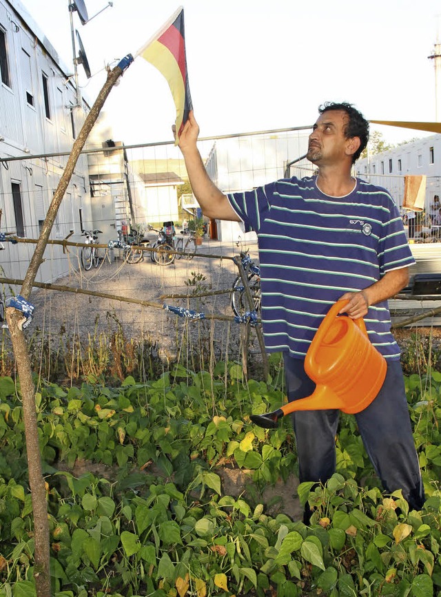 Der Iraker Mohammad Aljubori ist stolz auf den Garten.   | Foto: Dinort