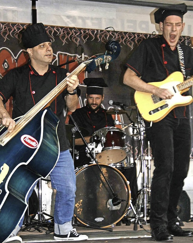 Die Band Rockin Carbonara aus Freiburg...uf dem Rathausplatz gewaltig krachen.   | Foto: Ralph Lacher