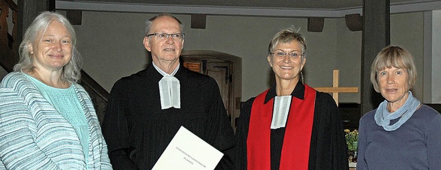 Pfarrer Michael Hoffmann mit Dekanin B...Staub (links) und Sabine Ohm (rechts)   | Foto: Ounas-Krusel