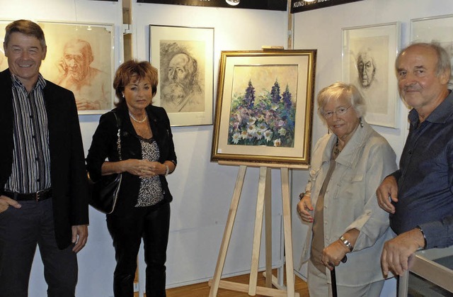 Die Leihgeber Roderich Felber und Gabr...useum  vor den Werken Erich Felbers.    | Foto: Michael Gottstein