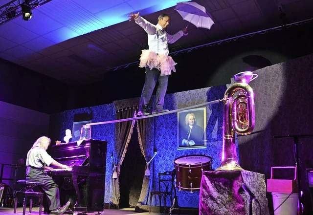 Gogol gibt die Tnzerin auf dem Seil, ... auf dem umkmpften Piano zu spielen.   | Foto: Claudia Renk