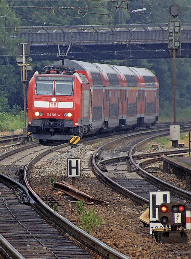 Ein Regionalzug bei der Einfahrt in den DB-Bahnhof Riegel/Malterdingen   | Foto: Archivfoto: Martin Wendel