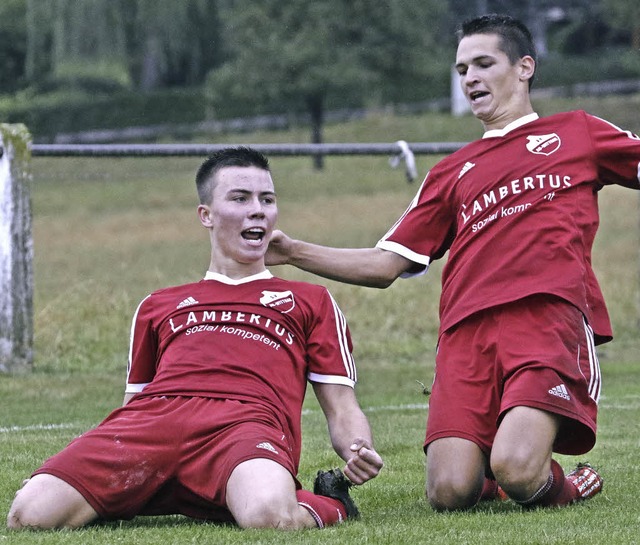 Bejubeln den 2:1-Siegtreffer: Der Witt...ian Risch (li.) und Marius Zimmermann   | Foto: Hecht