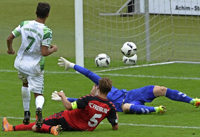 Wieder drin.  Der Freiburger Robin Fel...em Frther Treffer zum 0:5 hinterher.   | Foto: Patrick Seeger