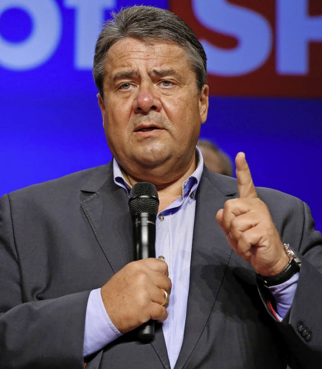 Der SPD-Vorsitzende Sigmar Gabriel am Sonntagabend   | Foto: AFP