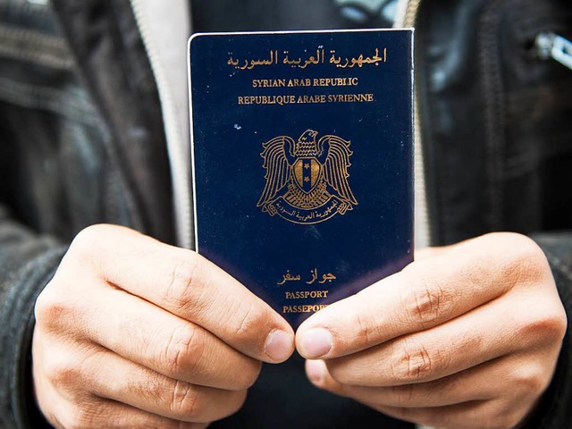Ein syrischer Flchtling zeigt seinen Pass.  | Foto: Daniel Reinhardt