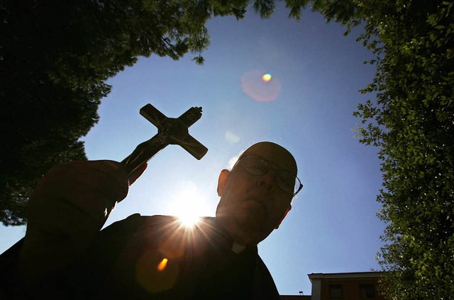 Don Gabriel Amorth mit seinem Arbeitsutensil &#8211; dem Kreuz  | Foto: AFP ImageForum