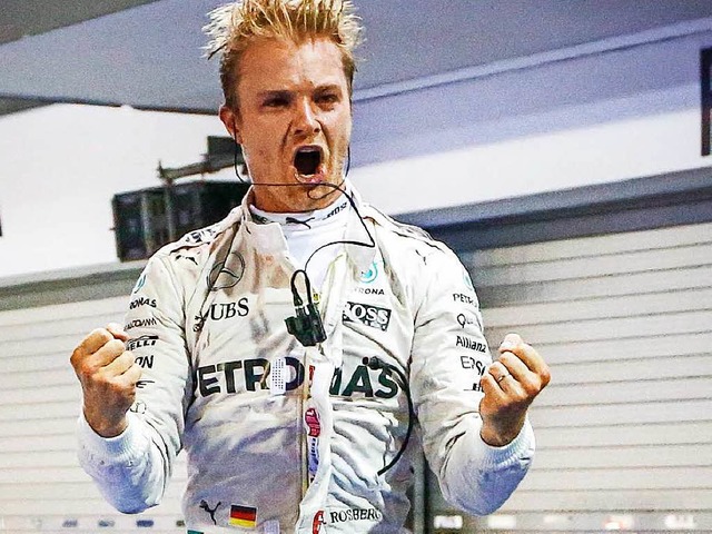 Siegessprung vom Dienstfahrzeug aus: Nico Rosberg  | Foto: dpa
