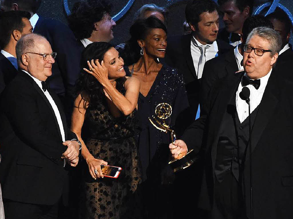 Die Comedy-Serie „Veep“ gewann einen Emmy. Produzent David Mandel hlt den Preis in der Hand.