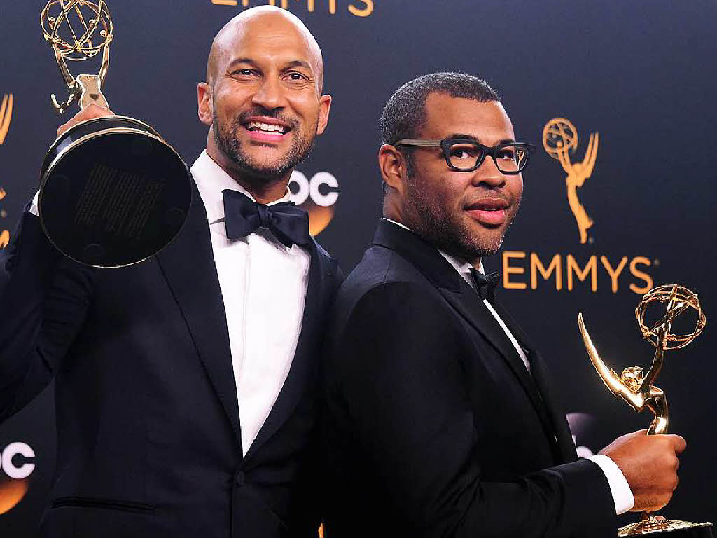 Keegan-Michael Key (links) and Jordan Peele posieren mit dem Emmy fr die beste Varietsendung.