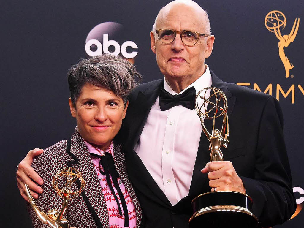 Regisseur  Jill Soloway (links) und Schauspieler Jeffrey Tambor gewannen jeweils einen Emmy mit der Comedy-Serie „Transparent“.