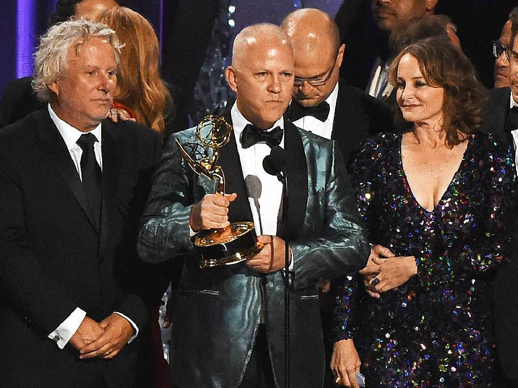 Ryan Murphy (Mitte) und seine Crew  gewannen den Emmy fr die beste Miniserie: „The People v. O.J. Simpson: American Crime Story“