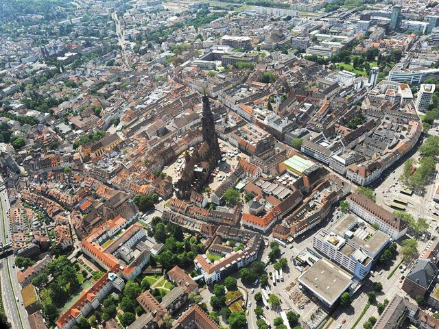 So sieht die Altstadt Freiburgs vom Hubschrauber aus.   | Foto: Archivbild: Rita Eggstein
