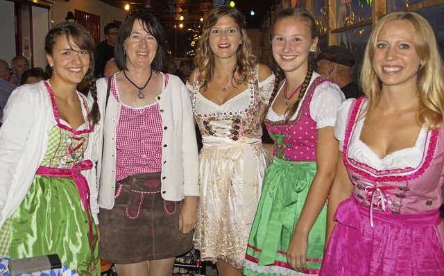 Oktoberfest des FC Weisweil: Die aktiv...in, Annalena Breg und Julia Schweizer.  | Foto: Ilona Hge
