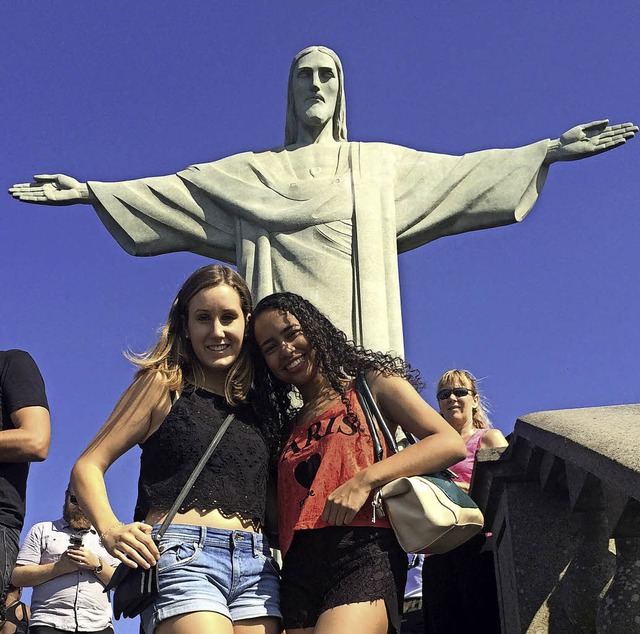 Jasmin Langner und Laetitia Silva vor der Christusstatue in Rio  | Foto: privat