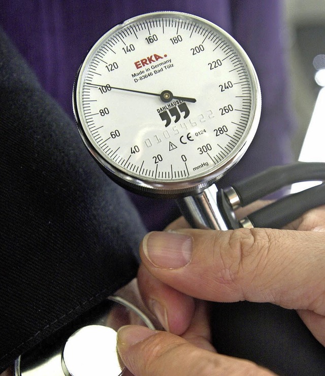 Besucher knnen sich kostenlos den Blutdruck messen lassen.   | Foto: dpa
