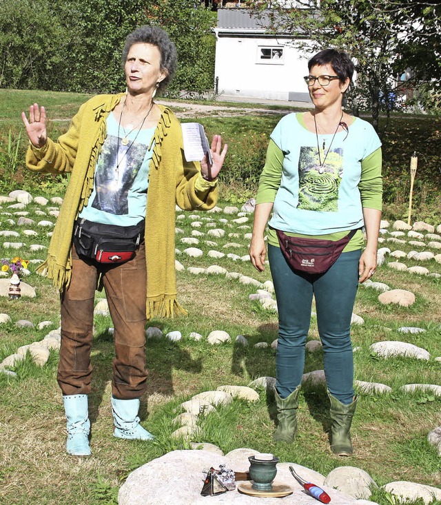 Christiane Hammer und Sandra Neuhold b...eltischen Steinlabyrinths in Todtmoos.  | Foto: ANdreas Bhm