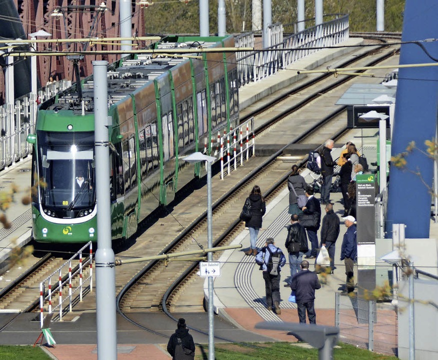 Stark frequentiert &#8211; die Tram 8 ...zberschreitenden Personennahverkehr.   | Foto: LAUBER