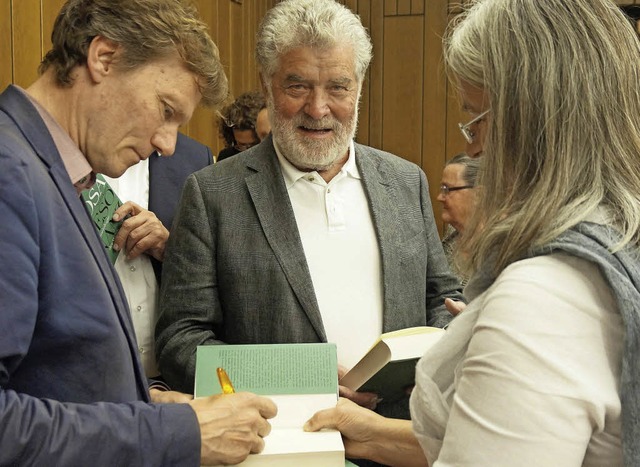 Hartmut Rosa (links) signiert  sein Bu...ave und Hermann Isele  gekauft haben.   | Foto: Ursula Freudig