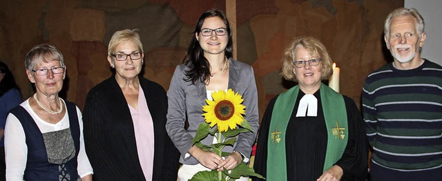 Juliane Rupp (Mitte mit Sonnenblume) w...f und Kirchenltester Dieter Waldmann.  | Foto: Rolf-Dieter Kanmacher