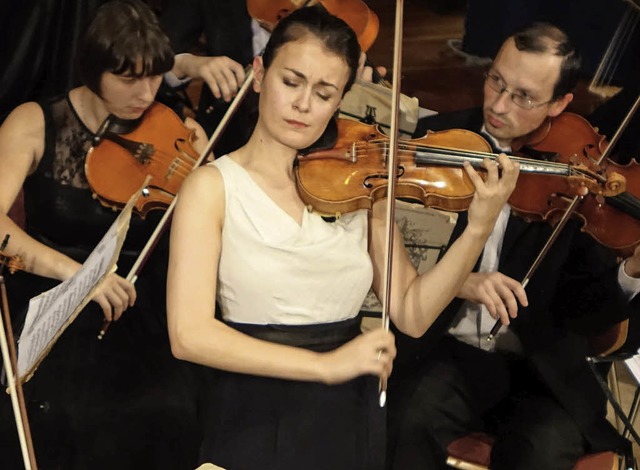 Die Geigerin Liya Petrova und die Junge Philharmonie  | Foto: Frey