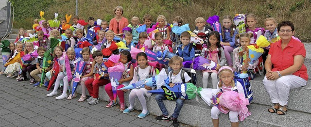 Zum Gruppenfoto versammelten sich die ...d Carolin Kammermeier vor der Schule.   | Foto: Herbert trogus
