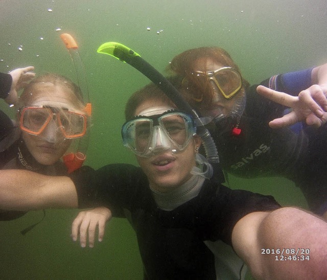 Selfie von Teilnehmern unter Wasser   | Foto: DLRG
