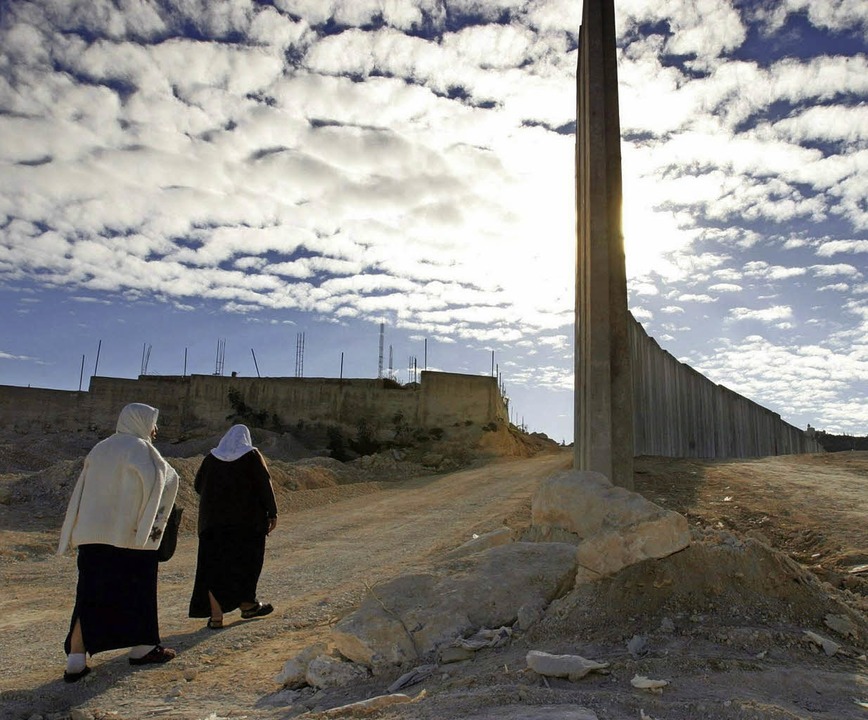 Geteiltes Land&#8211; geteiltes Volk? ...ischen Ost-Jerusalem und der Westbank   | Foto: dpa/Inge Gnther(2)