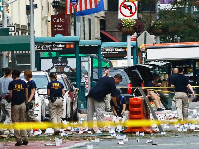 Polizisten sichern  in Manhattan den Ort der Bombenexplosion.   | Foto: AFP