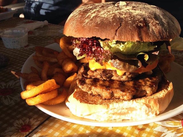 Frisch gegrilltes Fleisch, Salat, Toma...n jeden Burger zu einem wahren Genuss.  | Foto: Konstantin Grlich