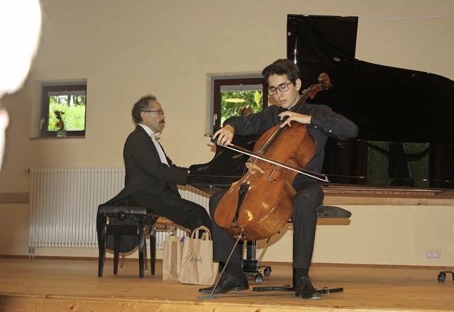 Manuel Lipstein (Cello) und sein Vater... verabschieden sich mit einer Zugabe.   | Foto: Hildegard Karig