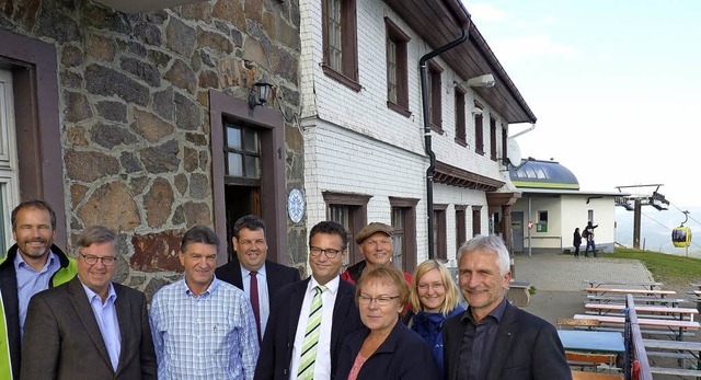 Das neue Belchenhaus soll eines Tages ...hnbetreiber Rudiger (kariertes Hemd).   | Foto: dirk sattelberger