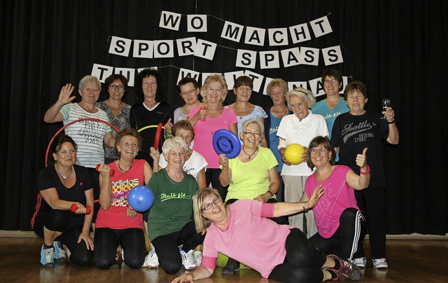 50 Jahre Frauengymnastik im TuS Weiten...20 fitte Frauen in der Gemeindehalle.   | Foto: Lacher